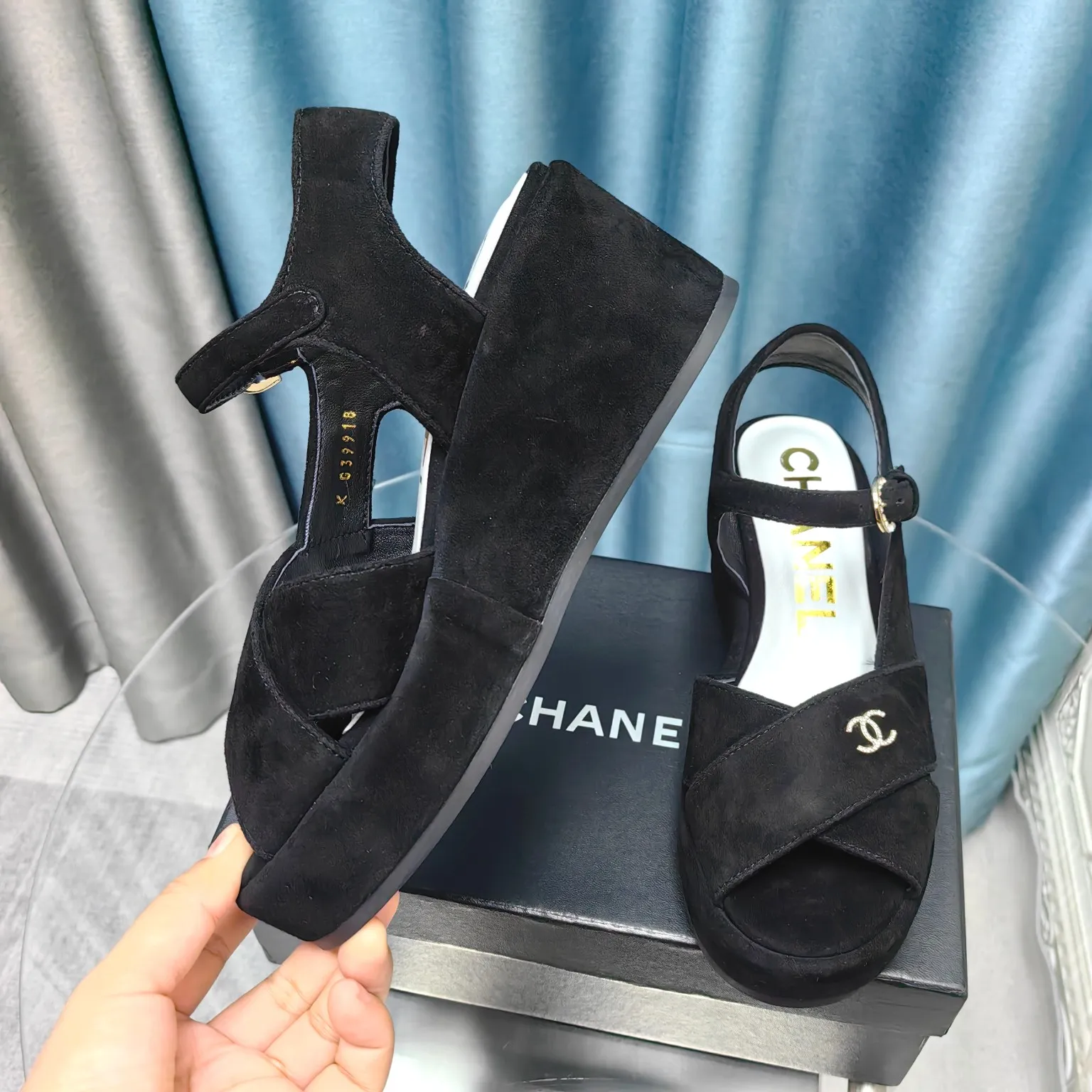 👟👟Ex-factory price 540👟👟 Top version Chanel/Chanel 24ss thick-soled lame-heeled sandals Material ☑️Fabric: patent leather/sheep ☑️Lining: sheepskin ☑️Outsole: original outsole ☑️Heel height: 7.5cm ☑️Number of yards: 35-40